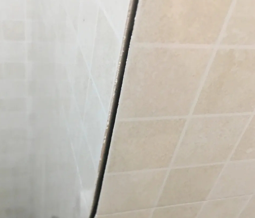 仲巴瓷砖空鼓维修公司分享阳台瓷砖脱落的修复过程可以分为以下几个步骤