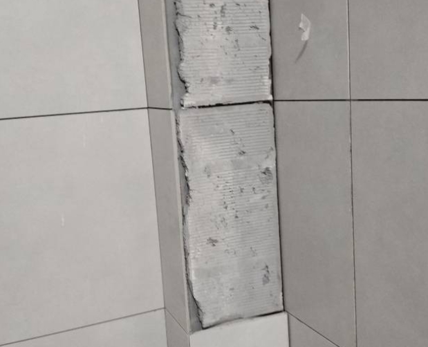 仲巴瓷砖空鼓维修公司分享下瓷砖施工前基层浇水润湿程度不足，可能导致以下问题