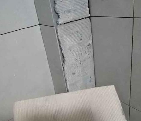 仲巴瓷砖空鼓维修公司分享下厨房瓷砖脱落的补救措施。